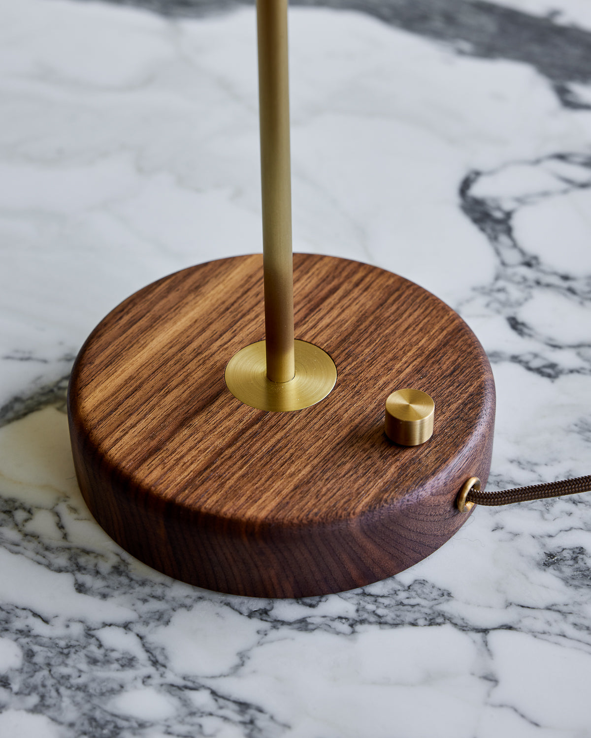 Charming accent lamp with blue leather, warm brass and walnut wood