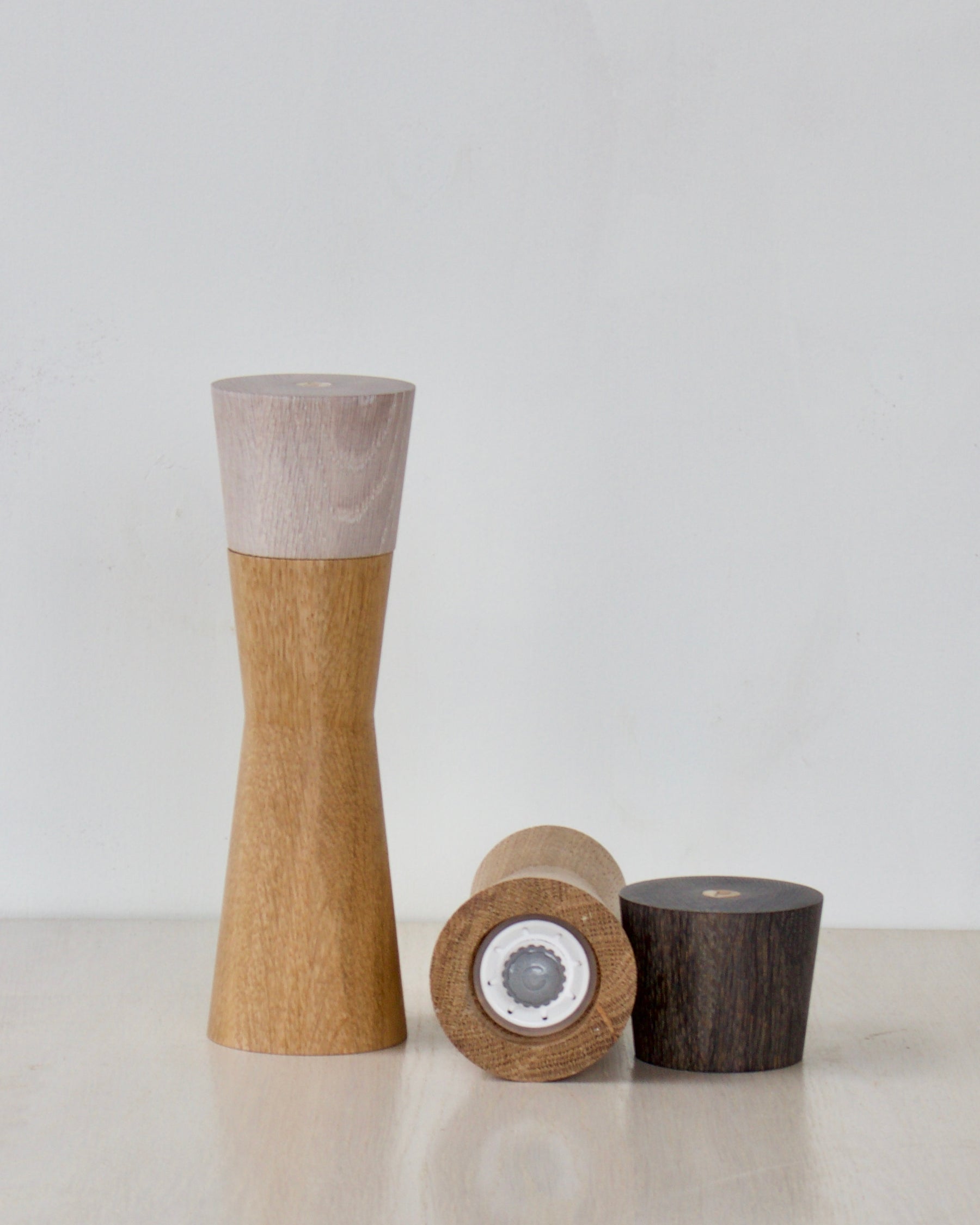 salt grinder and pepper grinder